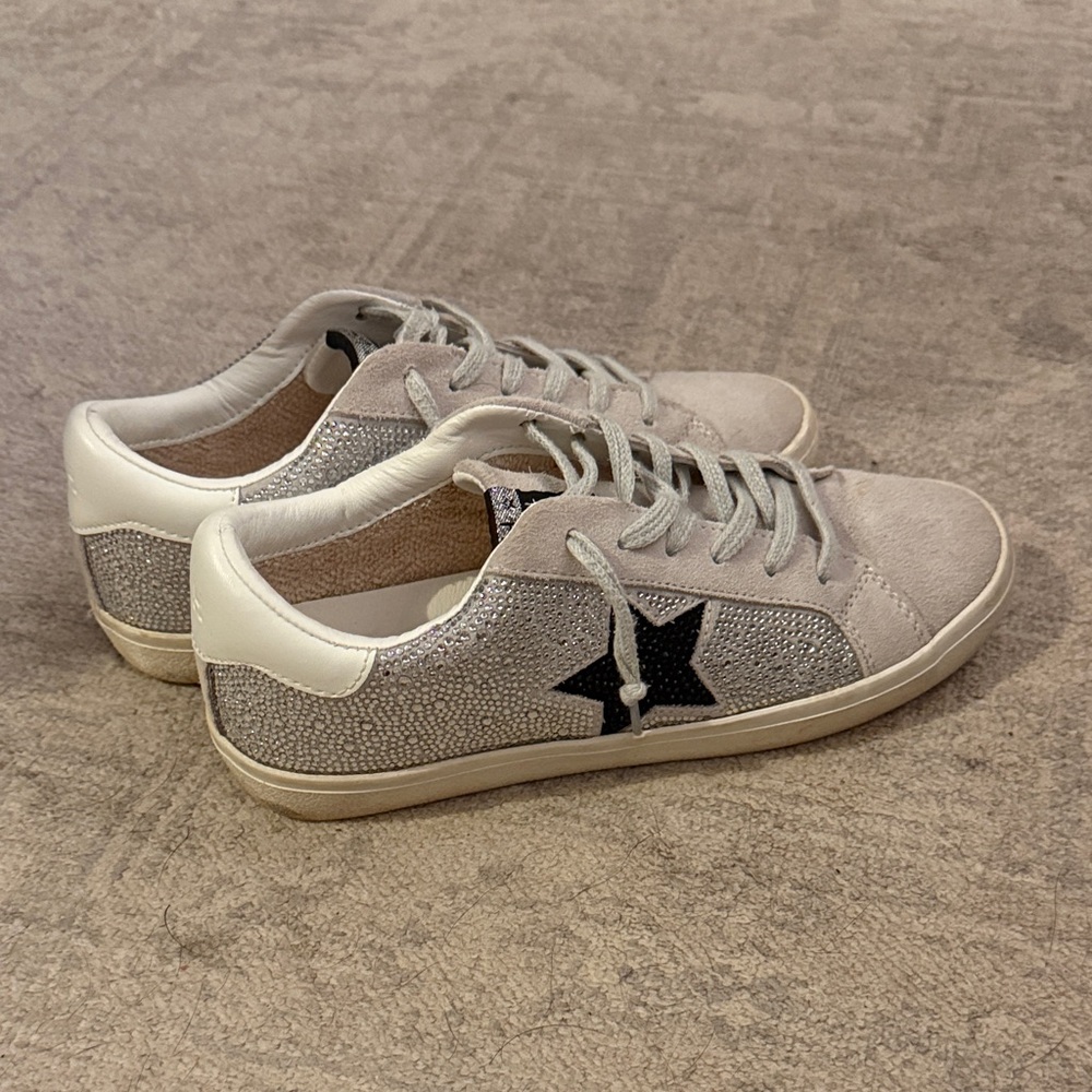 Vintage Havana Women's Sneakers with Black Star and Gray Accents